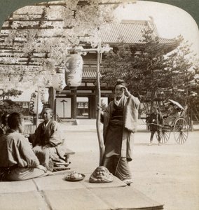 Hängende Wisteria-Büschel über einer Teehause-Veranda, Kyoto, Japan, 1904