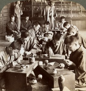 Expertenhandwerker erstellen Designs in Cloisonné, Kyoto, Japan, 1904