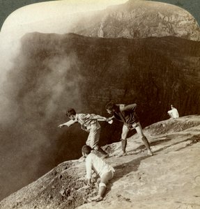 Durch schwefelhaltige Dämpfe in die Kratertiefen blicken, Aso-San, Japan, 1904 von Underwood and Underwood