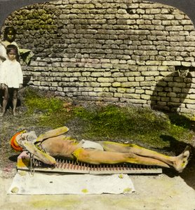 Hindu-Gläubiger auf einem Nagelbett in der Nähe des Kali-Schreins, Kalkutta, Indien, frühes 20. Jahrhundert