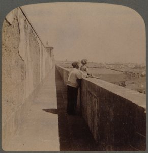 Langer Spaziergang entlang des alten Aquädukts - 1729-49 - versorgt die Stadt mit Wasser, Lissabon, Portugal, 1902 von Underwood and Underwood