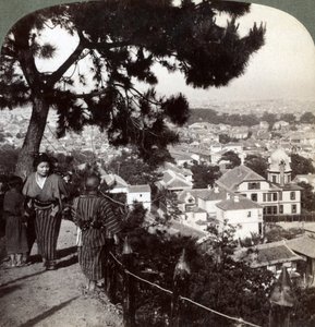 Blick nach Südosten von den mit Kiefern gekrönten Höhen des Suwa-yama über Kobe, Japan, 1904
