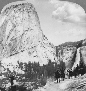 Nevada Falls und Liberty Cap von einem Pfad, Yosemite Valley, Kalifornien, USA, 1902