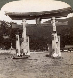 Heiliges Torii-Tor, das aus dem Meer ragt, Itsukushima-Schrein, Miyajima-Insel, Japan, 1904