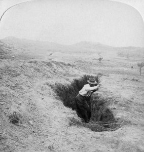 Seitenansicht eines Buren-Schützengrabens am Fuße des Hlangwane-Hügels, Südafrika, 1901