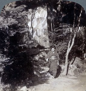 Spritzendes Wasser eines Wasserfalls in Yumoto, Japan, 1904