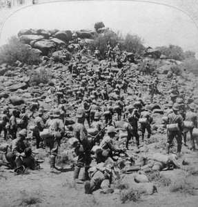 Erstürmung des Boer-Kopjes durch die Suffolks bei Colesberg, Südafrika, Burenkrieg, 1900 von Underwood and Underwood