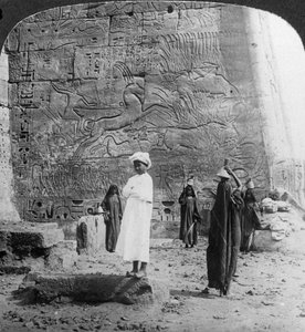Die Jagd auf den wilden Stier, geschnitzt an einer Tempelwand in Medinet Habu, Theben, Ägypten, 1905 von Underwood and Underwood