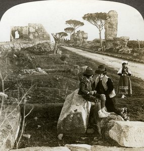 Gräber und Kinder in traditioneller Kleidung, Via Appia, Rom, Italien