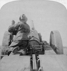 Training eines der 4,7-Zoll-Geschütze der HMS Monarch auf die Pretoria-Forts, Südafrika, 4. Juni 1900 von Underwood and Underwood