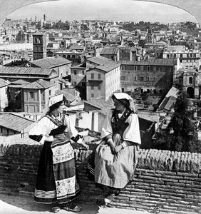 Zwei Frauen in traditioneller Tracht in Rom, Italien von Underwood and Underwood