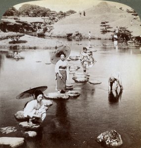 Frauen überqueren den See auf Trittsteinen, Suizen-ji Garten, Kumamoto, Japan, 1904