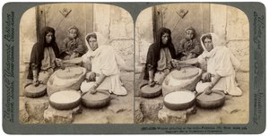 Frauen mahlen in der Mühle, Palästina, 1900