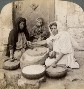 Frauen mahlen in der Mühle, Palästina, 1900