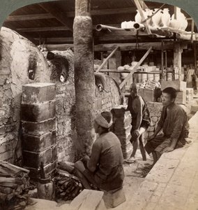 Arbeiter beobachten Öfen voller Awata-Porzellan, Kinkosan-Werke, Kyoto, Japan, 1904