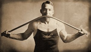Kalifornischer Kraftmensch Mr. P. A. Linebarger biegt eine Eisenstange mit seinen Zähnen, San Francisco ca. 1922 von Unknown