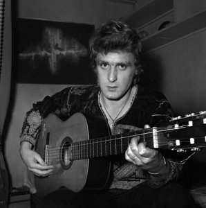 Der französische Sänger Christophe (Daniel Bevilacqua) malt eine Leinwand zu Hause, 18. November 1969