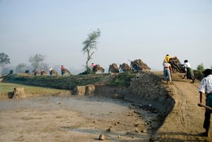 Arbeiter transportieren Erde auf Schubkarren zum Ziegelwerk in Katiadi, Kishorganj, Bangladesch
