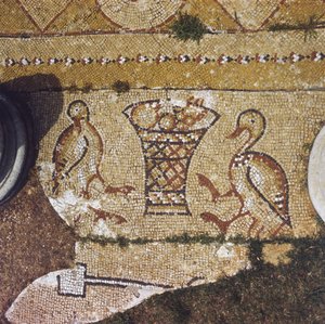Libanon, Teil eines byzantinischen Mosaiks unter den Ruinen von Beit Meri.
