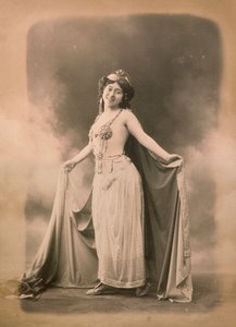 Die neapolitanische Schauspielerin Mrs. Caracciolo im orientalischen Kostüm von Unknown