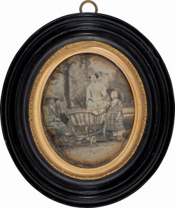 Zwei Frauen und drei Kinder im Garten von Unknown 19th Century
