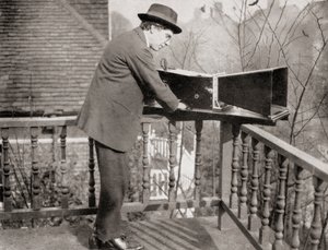 Archibald Montgomery Low mit dem Audiometer, aus Master Minds of Modern Science, veröffentlicht 1930