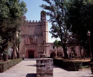 Kunst Mexiko: Blick auf das Augustinerkloster (Kloster San Augustin Acolman) aus dem Jahr 1571. Das Kreuz wurde von Tequitqui-indigenen Künstlern gefertigt. Mexiko, Acolman