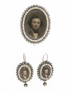 Brosche und passende Ohrringe, ca. 1880, Fotografien, Perlen, Gold, Silber, kein Etikett von Unknown artist