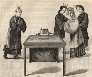 Chinesischer Brauch: Unterzeichnung eines Ehevertrags. Eine Tafel mit den Namen der beiden Ehepartner wird auf einen Tisch mit zwei Tauben gestellt. Gravur in „The Illustrated London News“ vom 14. Februar 1857.
