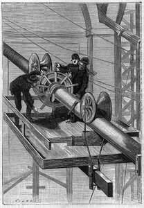 Bau der Brooklyn Bridge in New York: Maschine zur Umwicklung der 19 Sekundärkabel mit Helix-Stahldraht zu einem einzigen Kabel. Gravur von 1883.