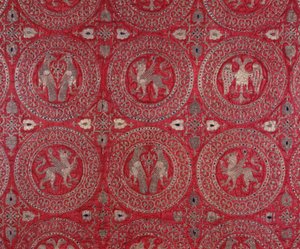 Detail des kirchlichen Kostümstoffs in violetter Seide aus Zypern, der fantastische Tiere darstellt, 13. Jahrhundert, Museo della Cattedrale Anagni, Italien