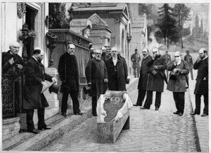 Exhumierung der Überreste von Gioacchino Rossini auf dem Père Lachaise, in „The Illustrous World“
