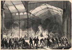 Feuerwehrleute versuchen, das Feuer der Central Halles in Paris zu stoppen, 10. Juli