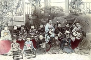 Japanische Kinder spielen Musik, Ende des 19. Jahrhunderts