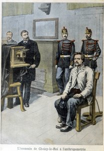 Der Mörder von Choisy-le-Roi bei der Anthropometrie (und M. Alphonse Bertillon) - in „Le Petit Journal“, Mai 1899