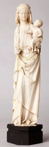 Statue. Madonna mit Kind. Geschenk von Mgr Cantineau, Dekan des Domkapitels. Elfenbein. 13. Jahrhundert.