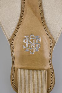 Hosenträger, ca. 1880 (Detailansicht), bestickter weißer Satin, Leder, Silber, Hersteller unbekannt von Unknown artist