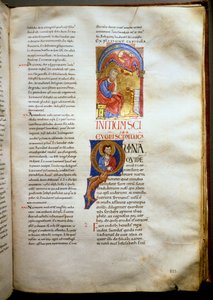 Das Evangelium des Heiligen Lukas dargestellt mit dem Stier (Seite einer illuminierten Bibel Ms.721-Foglio 223r) aus dem frühen 12. Jahrhundert