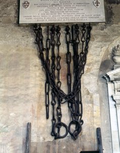 Die Ketten, die den Hafen von Pisa schlossen. Sie wurden von den Genuesen während des Sieges von Meloria gegen Korsika im Jahr 1284 genommen und dann nach Florenz gegeben und 1858 an die Stadt Pisa zurückgegeben. Pisa Camposanto