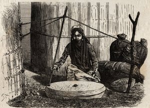 Turkmenische Frau benutzt das Getreidemahlrad, aktiviert ein raffiniertes Kurbel-System. Gravur zur Illustration der Reise nach Japan 1863-1864 von Aime Humbert, Minister der Schweizerischen Eidgenossenschaft