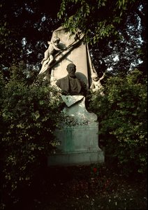 Ansicht des Grabes des österreichischen Komponisten und Dirigenten Franz von Suppé auf dem Zentralfriedhof in Wien