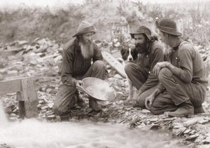 3 Männer sieben die Erde, um Gold zu gewinnen: Goldsucher in Süddakota, Rockerville. Fotografie von 1889
