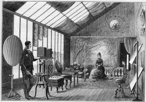 Fotostudio eines Amateurfotografen mit seinen Accessoires in Frankreich im Jahr 1888. In „La nature“ von 1888.