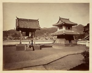 Glockenturm und Trommelturm am Jinso-ji Tempel von Unknown artist