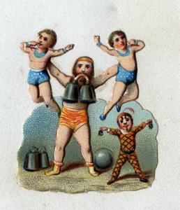 Zirkus: Ein Gewichtheber hebt zwei Männer mit ausgestreckten Armen, während er ein Gewicht zwischen den Zähnen hält, um seine Muskelkraft zu demonstrieren. Chromolithographie um 1890