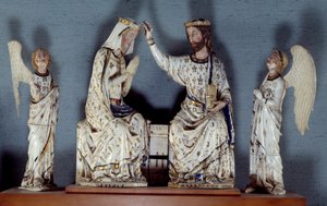 Krönung der Jungfrau. Christus, der eine Königskrone trägt, krönt die Jungfrau. Zwei Engel sind Zeugen. Elfenbeingruppe. Spätes 13. Jahrhundert. Paris, Louvre Museum von Unknown artist