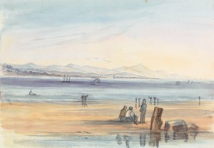 Figuren am Strand mit Bergen in der Ferne