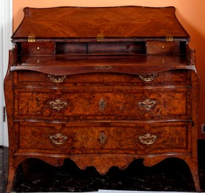 Möbel: Kommode aus Zedernholz. Ca. 1735-1745. Privatbesitz von Unknown artist