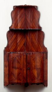 Möbel: Eckschrank mit Holzregalen. Ca. 1740. Privatbesitz
