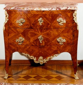 Möbel: kleine Kommode aus Zedernholz. Ca. 1735-1745. Privatbesitz von Unknown artist